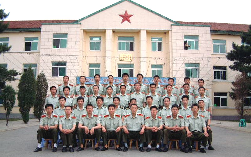 军校同窗廿载聚，战友情深话当年