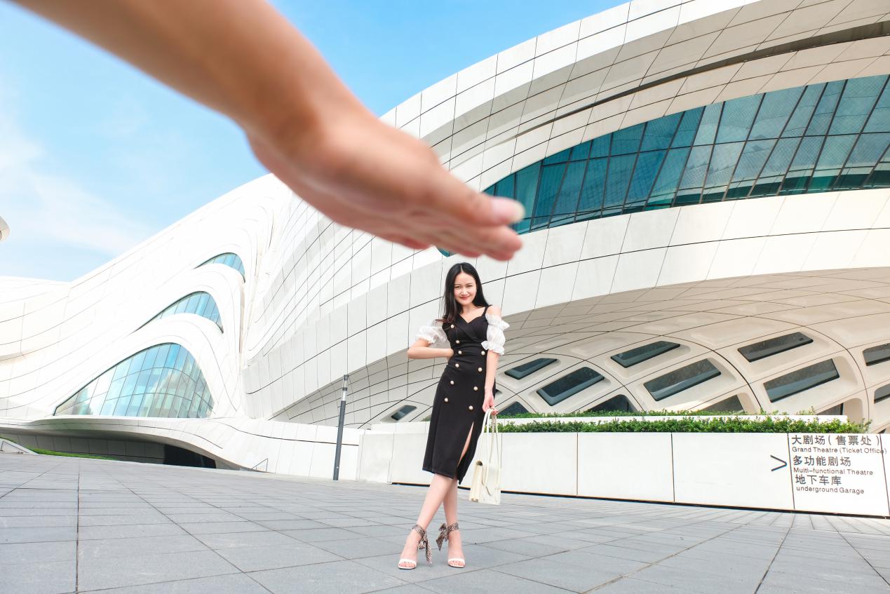 气质美女长沙打卡，领界S在高冷和喧嚣的星城里穿梭