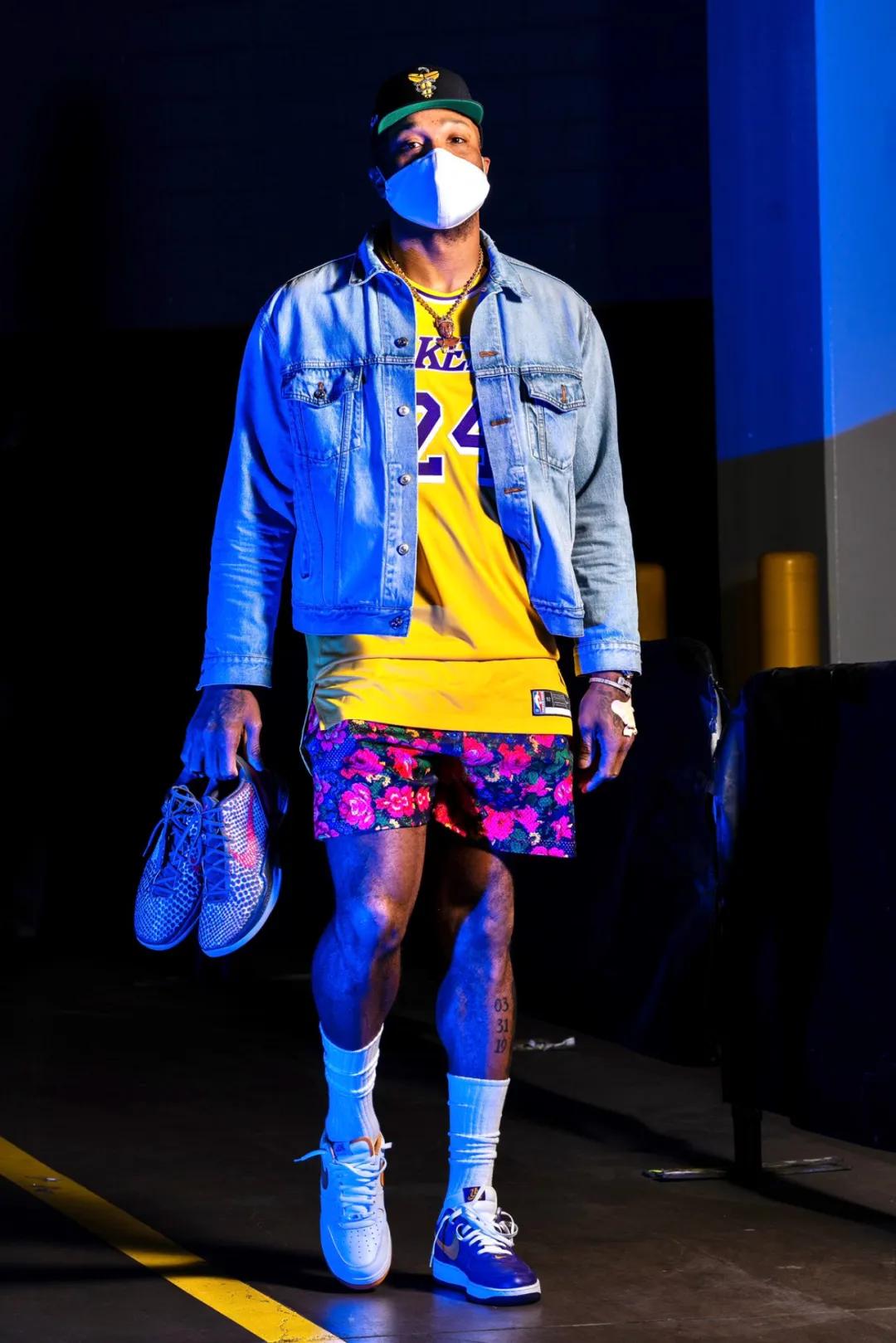 塔克到达球馆时火箭和奇才的比赛耐克主打的团队实战鞋nike zoom rize