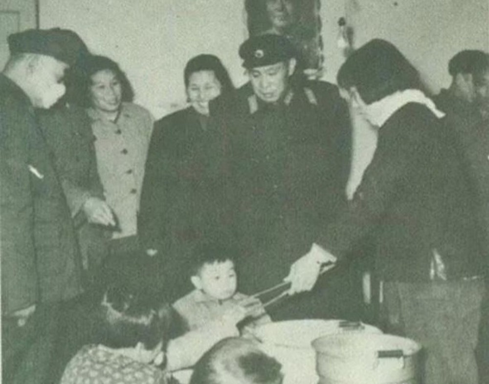 81年刘震与老部下一起闲聊，因何事坦言：我这个军长没带好头