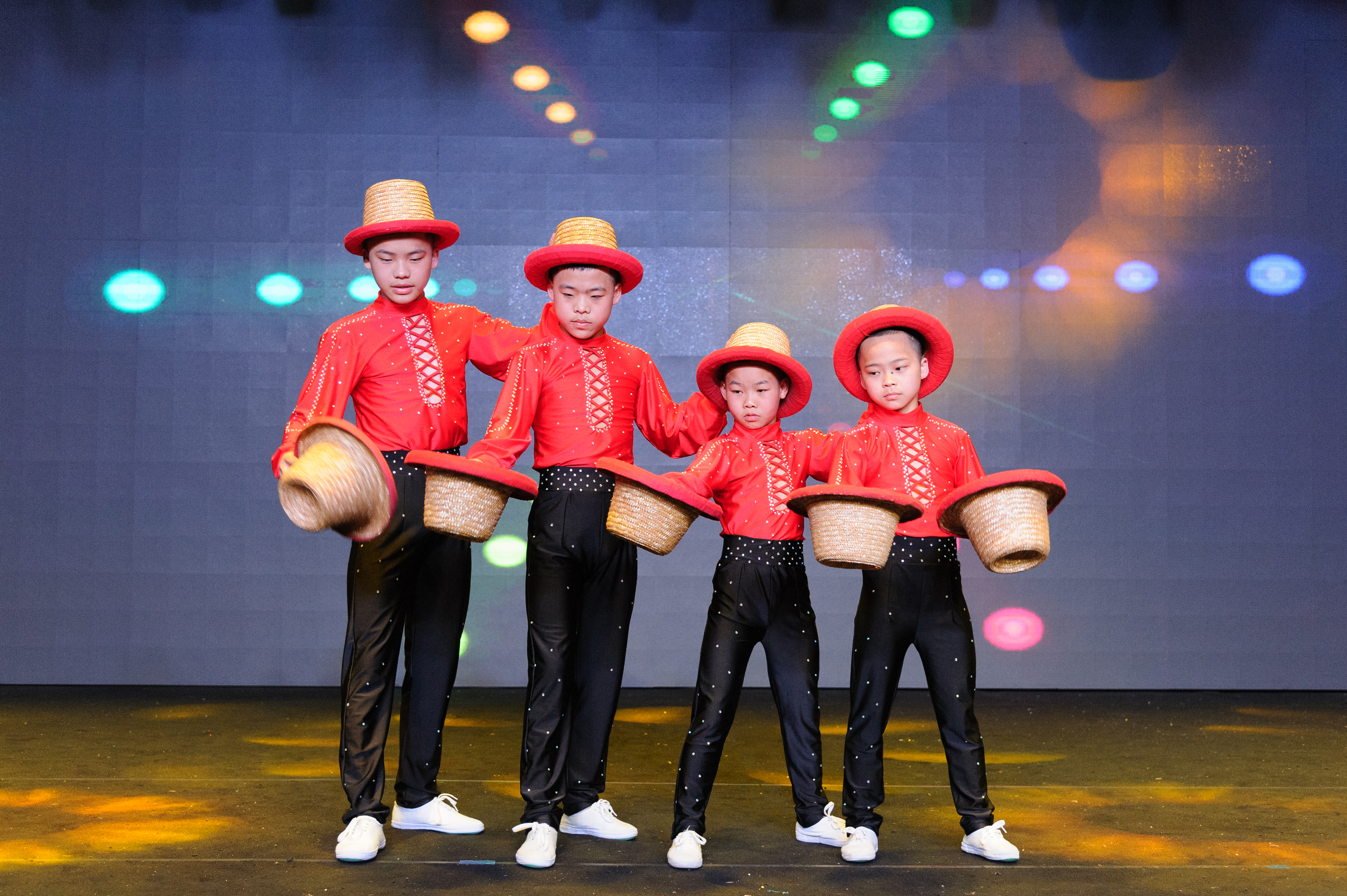 4名杂技学校未成年孩子深夜出走已失联5天 其中2人为亲兄弟，其父回应：家中有4个孩子，他们说在外很好