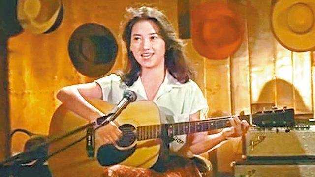 电影《欢颜》：一袭白衣弹吉他唱《橄榄树》的女孩，依旧令人心动