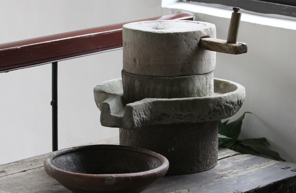 传统厨具石磨(家用石磨是什么材质的好?)