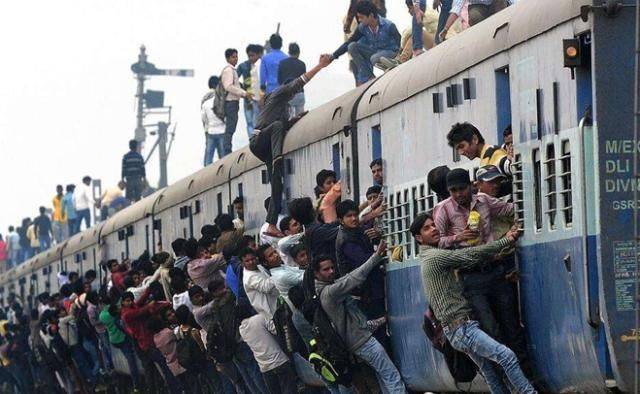 非洲刚果玩命火车,有可能被甩死,也有可能被树枝戳死