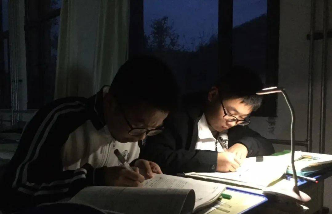 寒门学霸韩储银：靠国家资助圆梦清华，热衷公益被清华校长点赞