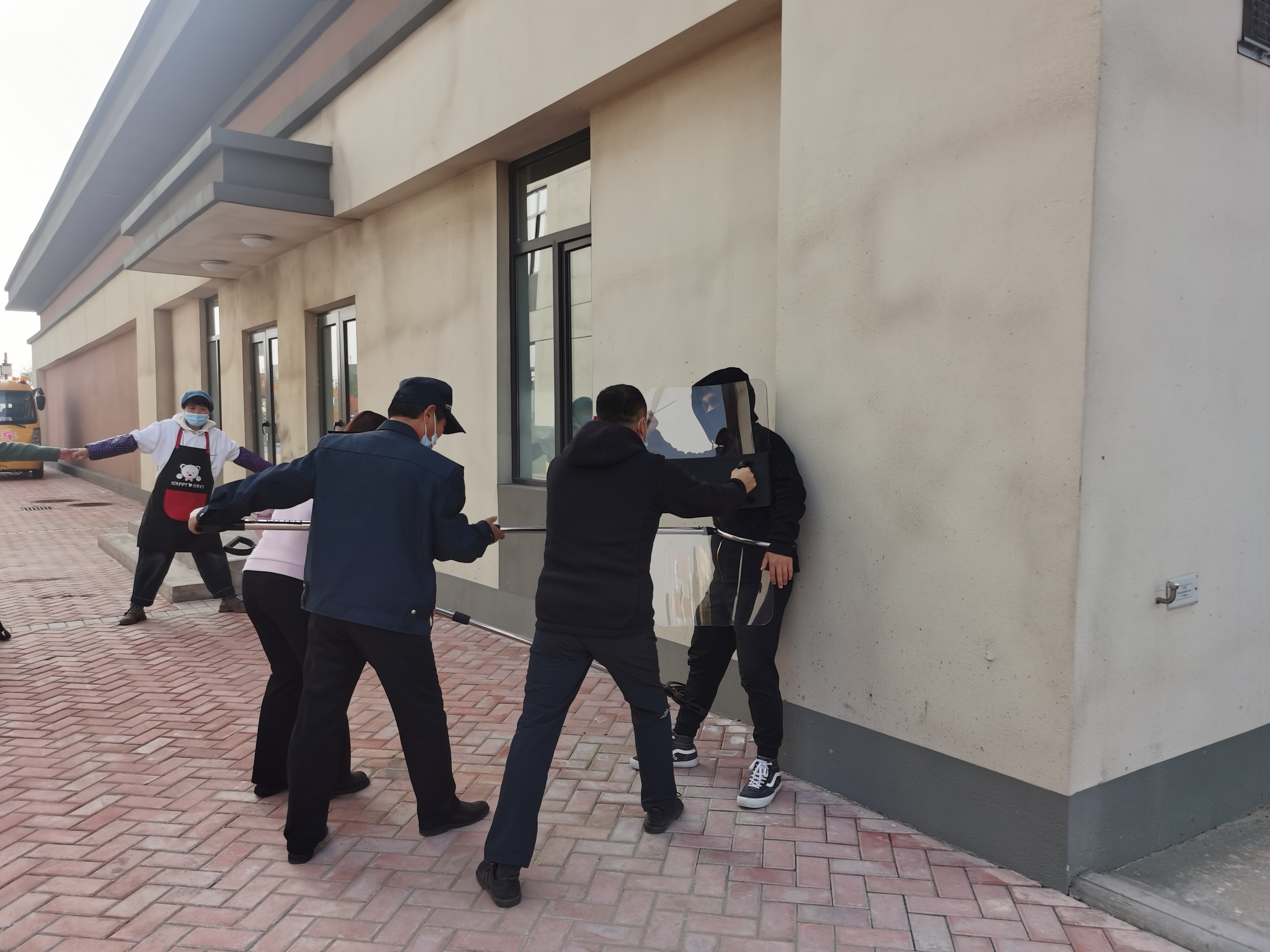 合阳县公安局九龙派出所联合恒大幼儿园开展反恐防暴应急演练
