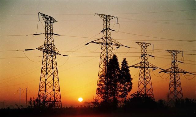 嘉兴男子钓鱼触碰高压电，衣服和头发都烧没了，脸变漆黑