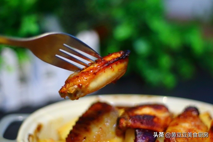 教你用最简单的调味料腌制鸡翅，烤出来的味道比外面买的还好吃！