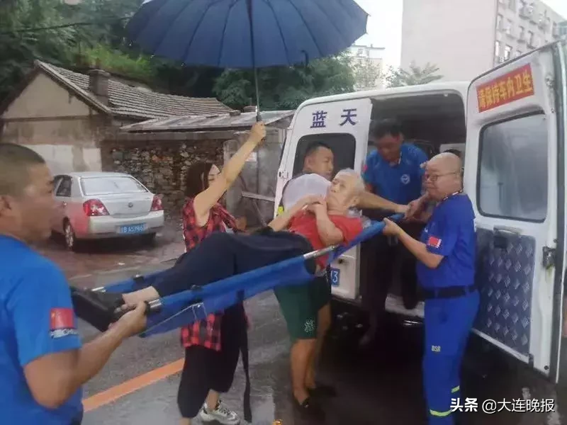 大连国安安保(风雨之后，大连街头！10岁“小交警”温暖一座城)