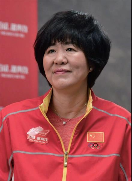 美国女排评价郎平(郎平:执教美国女排的"千古罪人",最终站上国庆花车