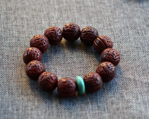 壁也比较薄,所以,很容易被破坏,因此很少有人去用李子核做手串