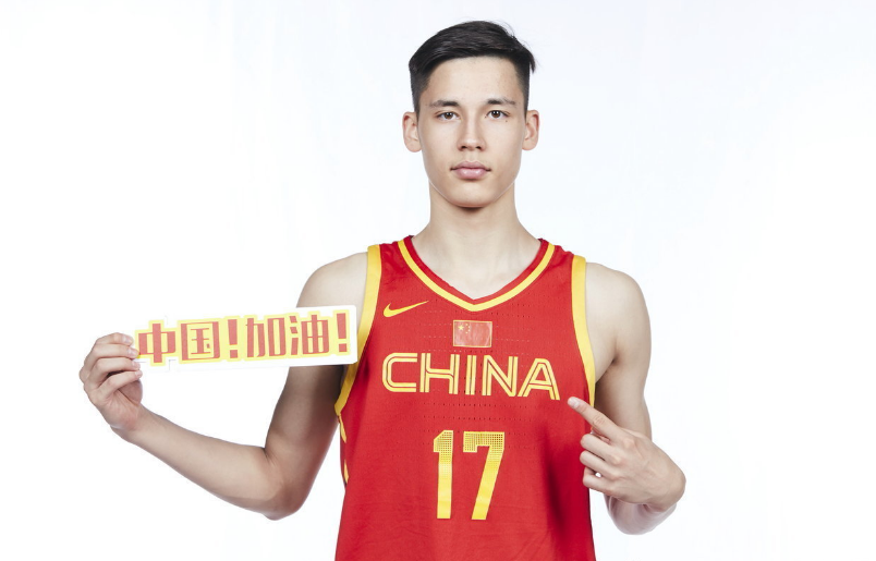 u19男篮世界杯法国队30号(中国男篮又一混血天才！父亲中国人母亲俄罗斯美女 他穿裆麦迪得分)