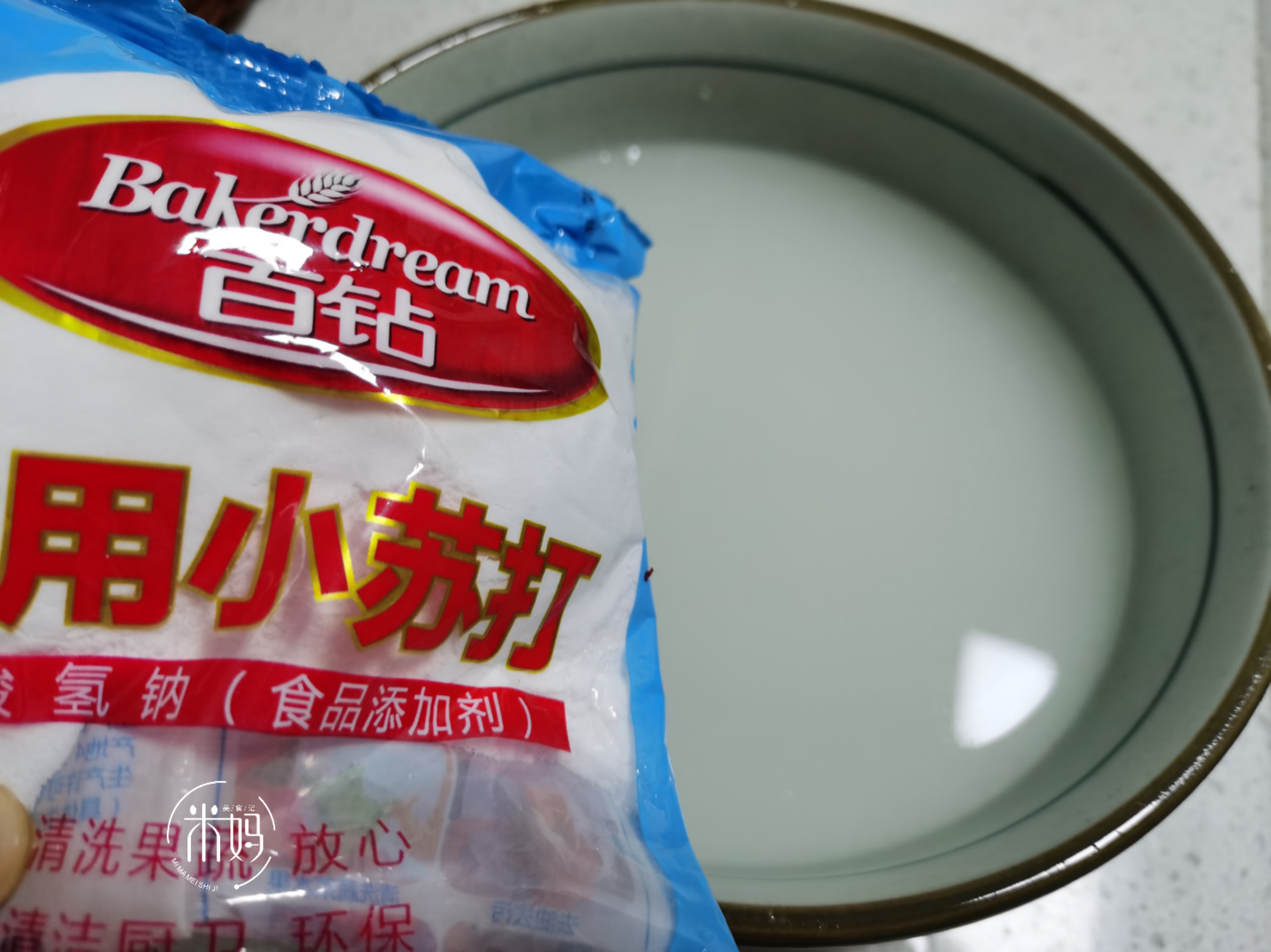 洗草莓别总用盐水泡，教你2招，脏东西污垢全跑光，干净又放心