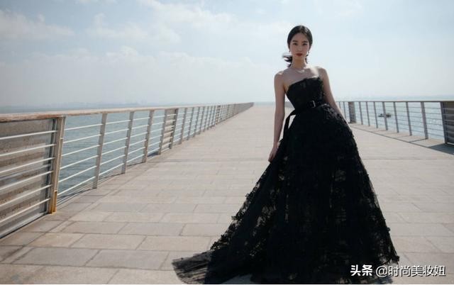 杨采钰恋爱后气质开挂了，穿黑色抹胸连衣裙街拍，气质无敌了