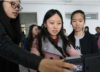 大学老师“花样点名”，为保证出勤率也是拼了！这回看谁还敢翘课