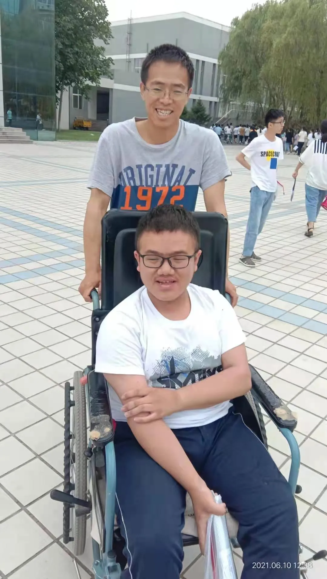 山东“脆骨男孩”两次参加高考终圆梦：身体不能阻碍我追梦