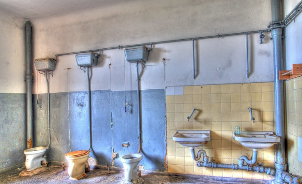 从浪漫之都到屎尿之城,巴黎厕所曾被万人吐槽,如今露天厕所火了