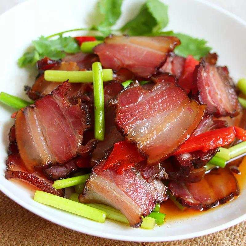 在我们四川,炒腊肉时都会配莱.