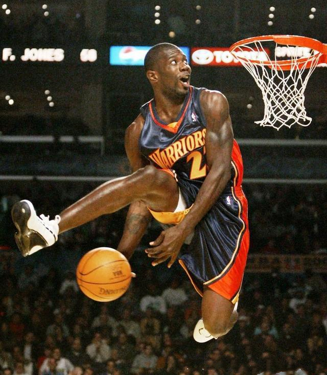 籃球為什么有彈簧聲（高科技作弊？被官方禁止的3件運動裝備！NBA一彈簧鞋增彈跳12cm）