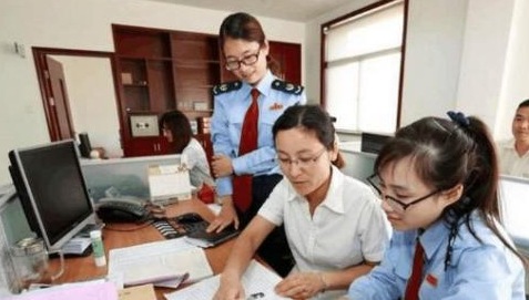 法学生毕业10年，才知道律师事务所和公务员的差距，你选对了吗