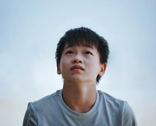 画面好美！全红婵海边捞螃蟹照曝光，网友调侃：又要破纪录了？