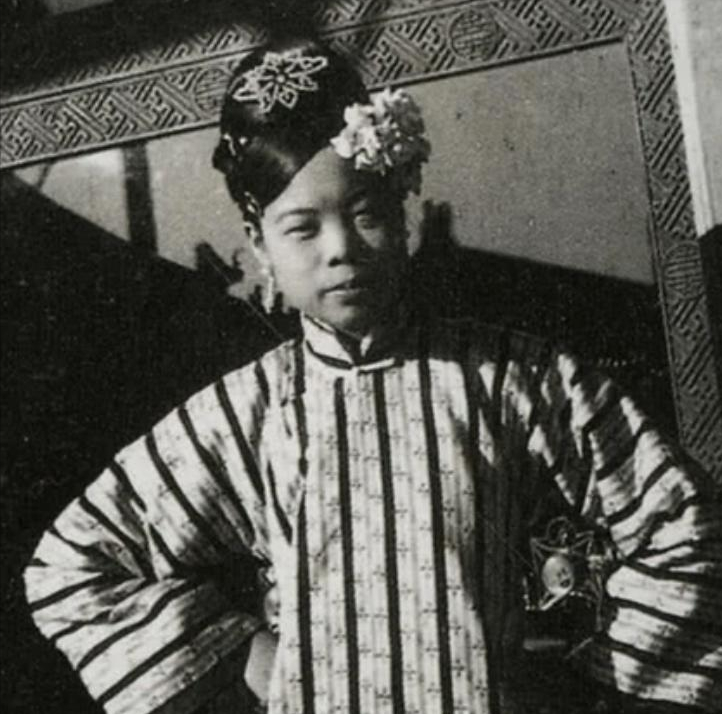 1953年，44岁妇女临终对清洁工丈夫吐露一个秘密：我曾是大清皇妃