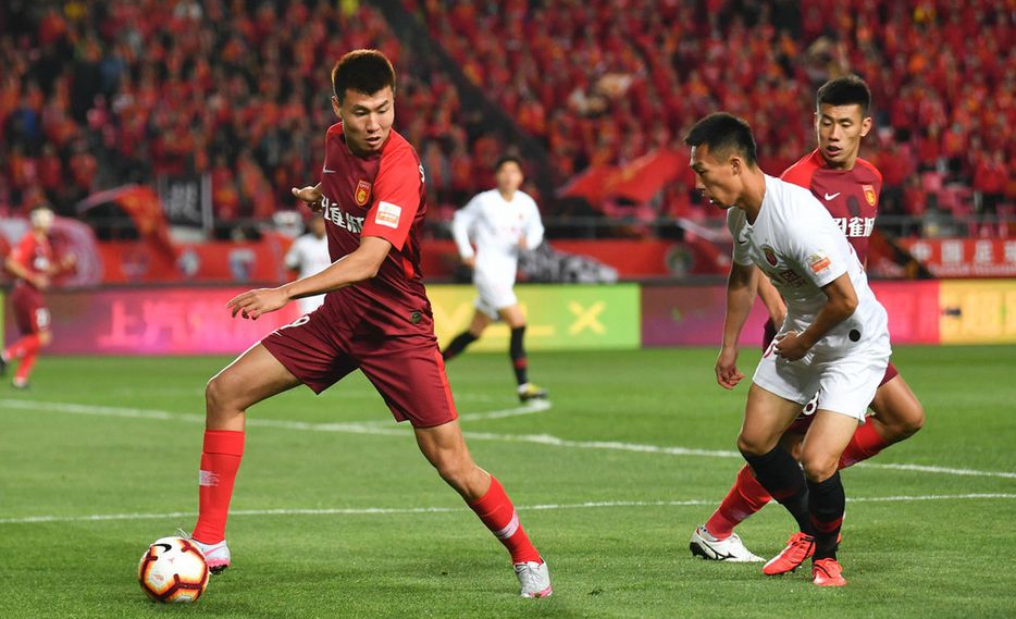 上海上港后防线有隐患（今晚上港首发最大败笔？25岁国脚传中不行+防守被爆，坑越挖越深）-华海博客