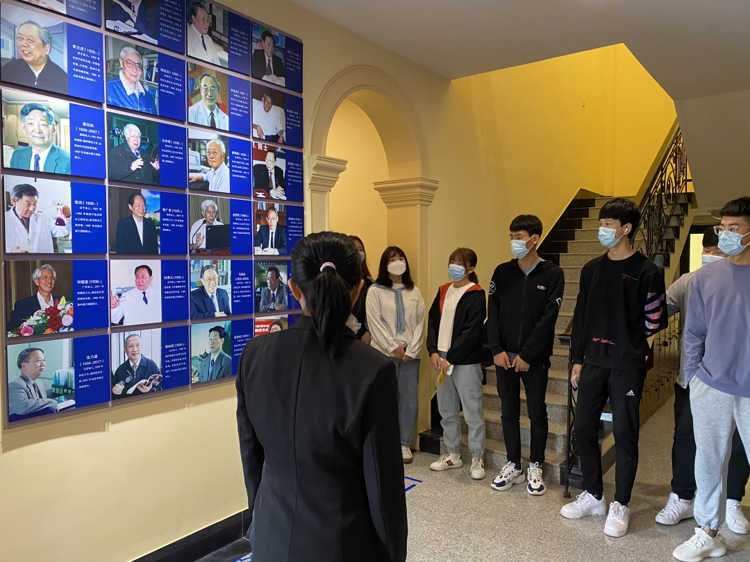 哈尔滨工业大学（威海）继续教育学院组织新生参观校史馆