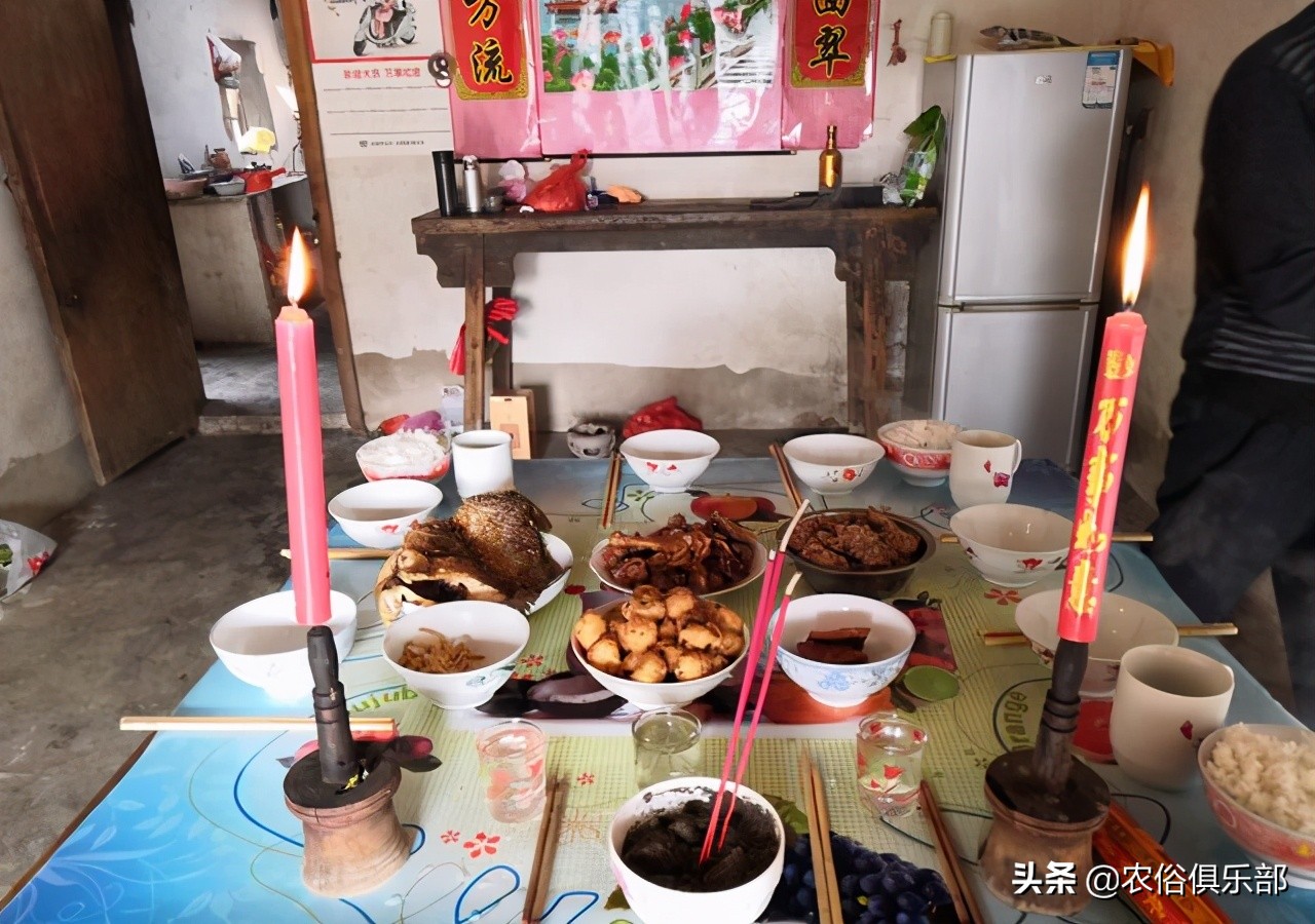 农村的丧葬习俗：下葬后要做七，一百天要叫饭，有钱人还要做道场