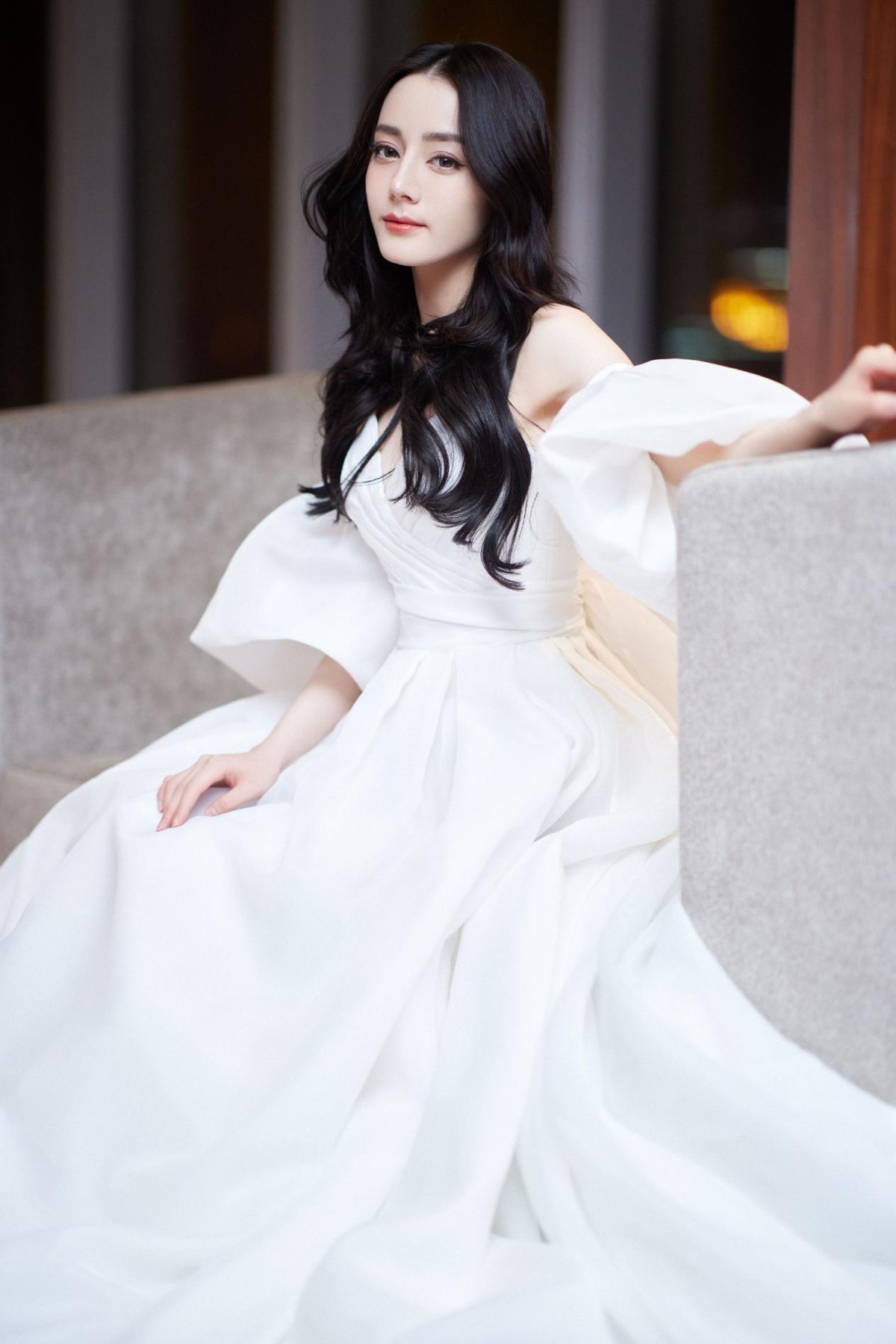 迪丽热巴晒雨中氛围感大片,一身白色泡泡裙清丽优雅,气质真好