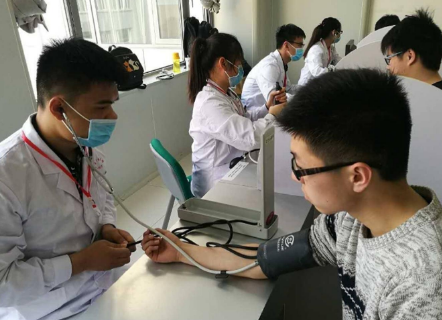 学校组织高考体检，学生不愿检查的4个项目，真想找个地缝