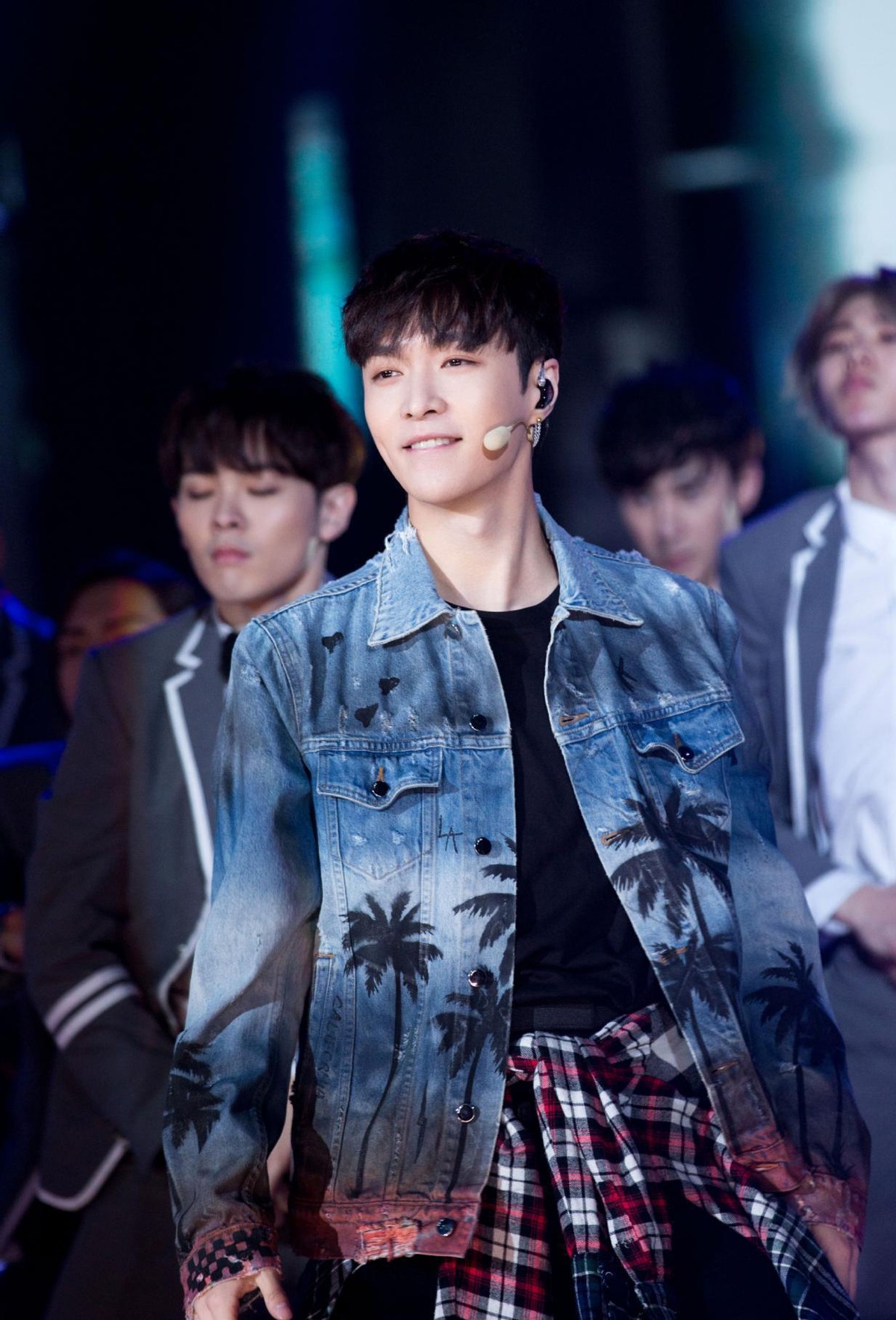 张艺兴换发型如换人，狼尾头配复古外套，靠栏杆随便摆POSE都有型