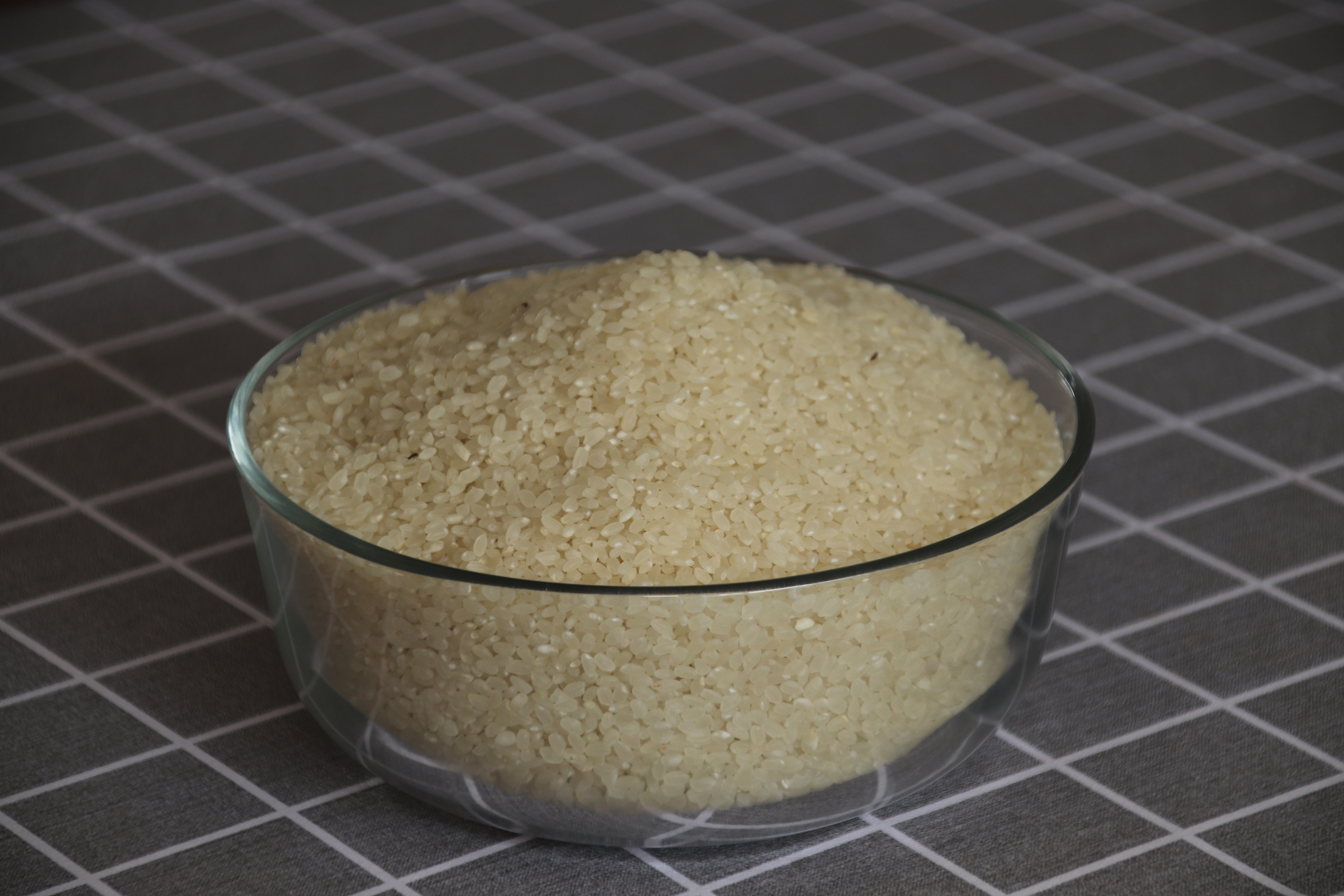 蒸米饭时，别只会傻傻的加水蒸！偷偷加一点它，米饭粒粒分明喷香