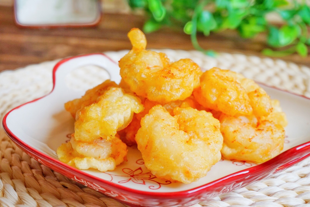 软炸虾仁,是一道特别好吃的家常菜,它金黄酥脆,个个起大泡,也正是因为