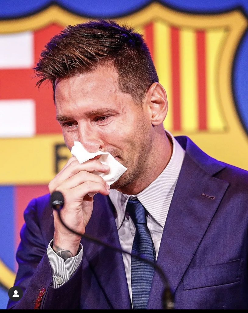 梅西泪别巴萨结束红蓝情缘（万名球迷到场送别+全球关注！梅西离别时刻到来，两度泣不成声）