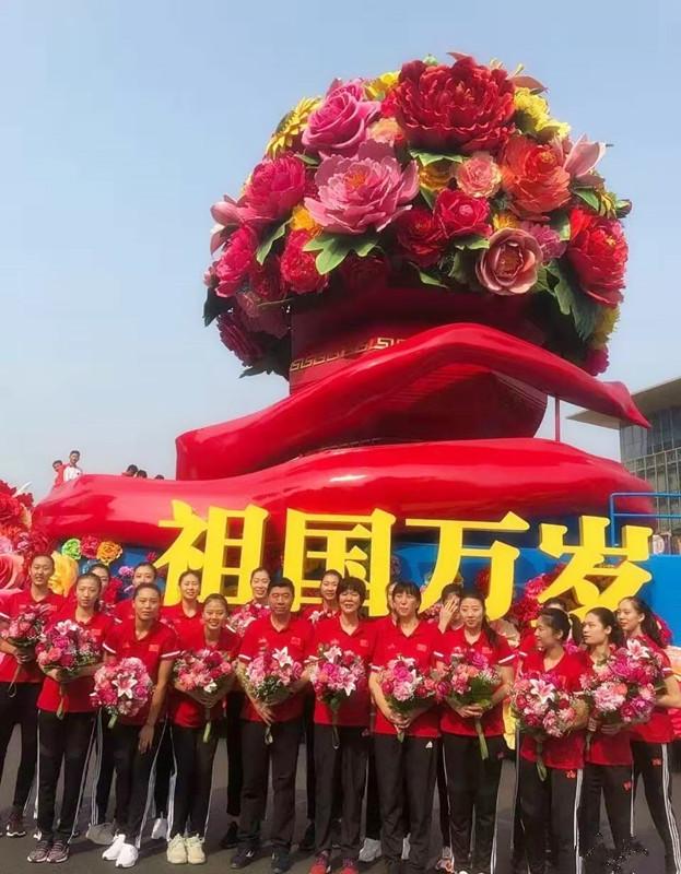 中国女排世界杯主题曲现场版(《夺冠》主题曲央视春晚压轴，有点可惜，郎平朱婷不在现场)