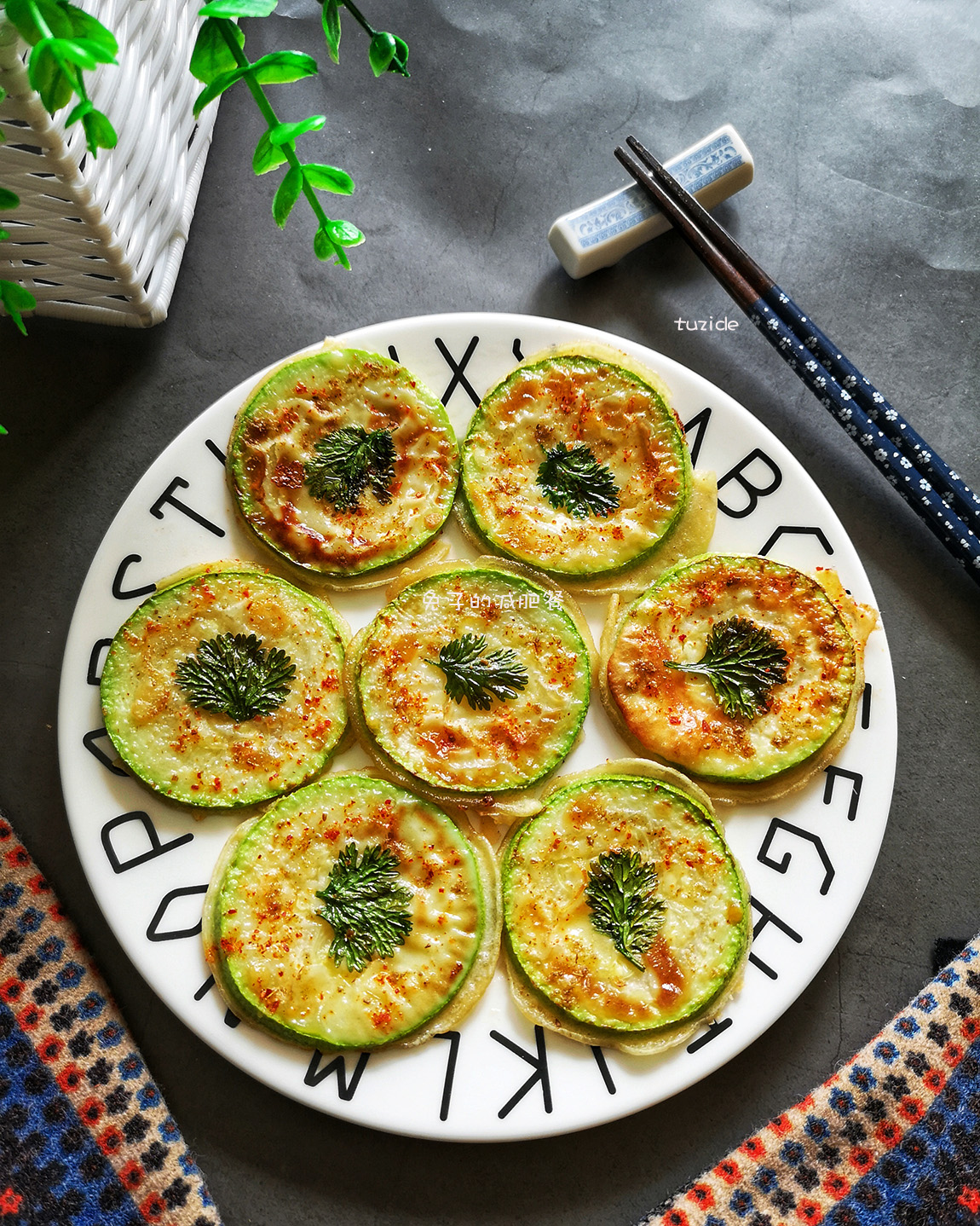 有些地方也叫角瓜,还有一个人叫沃瓜,西葫芦的含水量很高