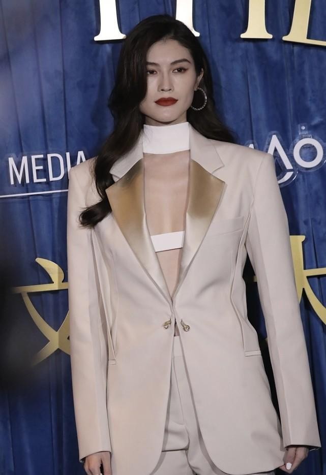 何穗178的大长腿没白费(何穗的178身高真没白长,穿"真空西装"好妩媚