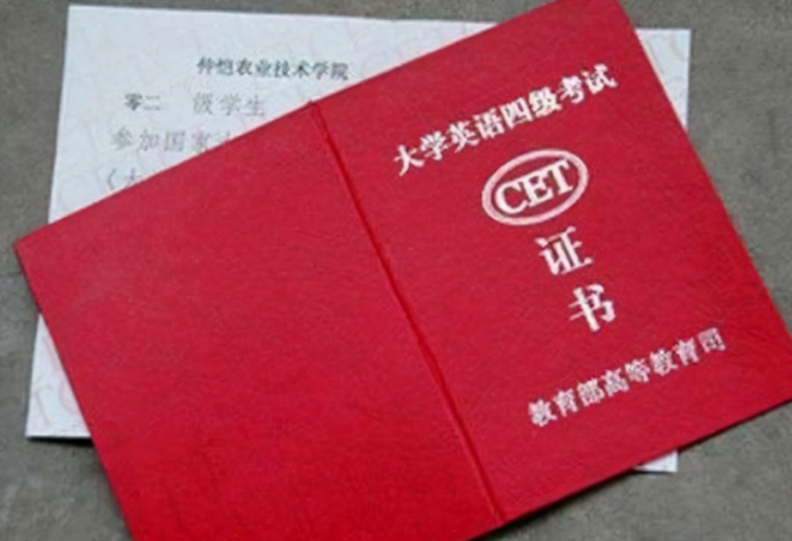 大学毕业想考公务员，备齐“三大证书”，成功上岸几率高