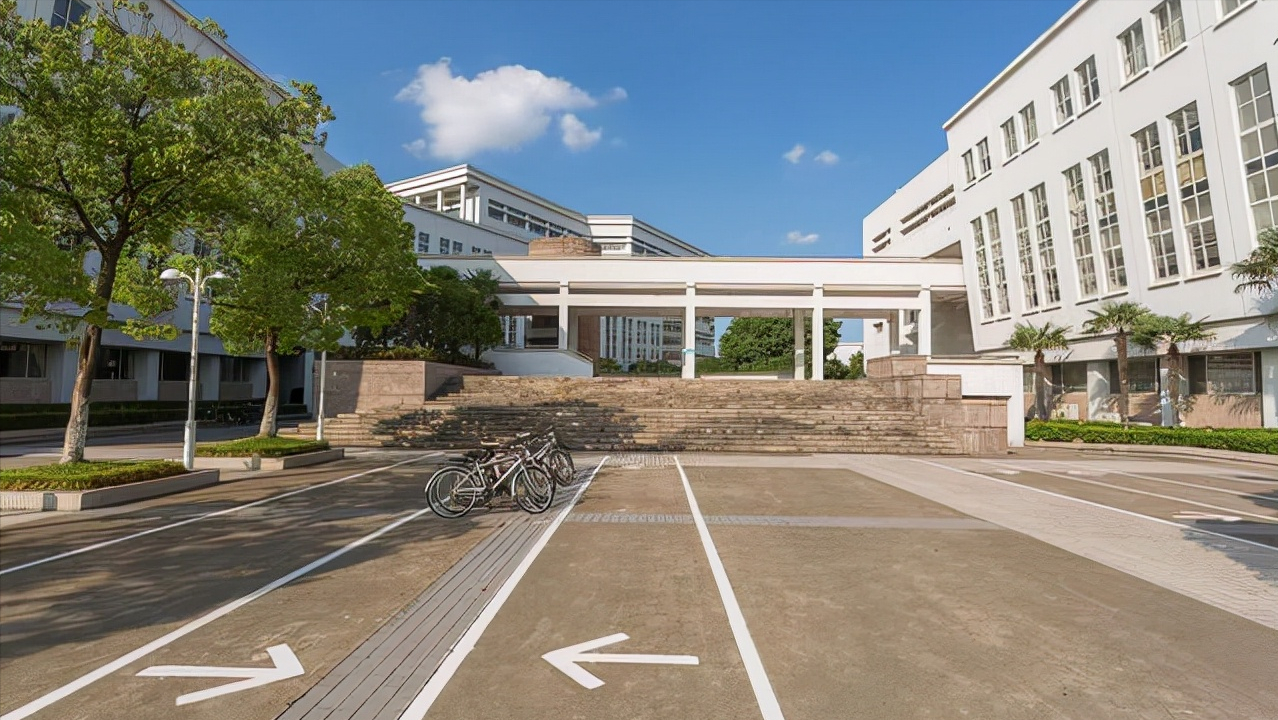 上海大学,厦门大学都是综合类大学,上海大学上海电影学院是上大的二级