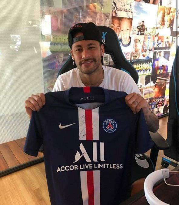 内马尔巴黎球衣图片（起拍价3.2万欧，内马尔捐出巴黎球衣为抗击新冠筹款）