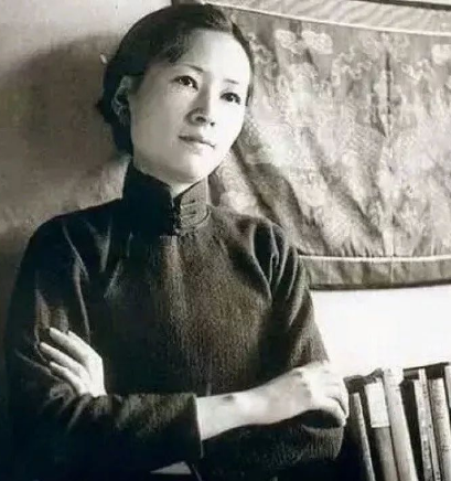 一身诗意千寻瀑，万古人间四月天，她活成了女人理想中的样子