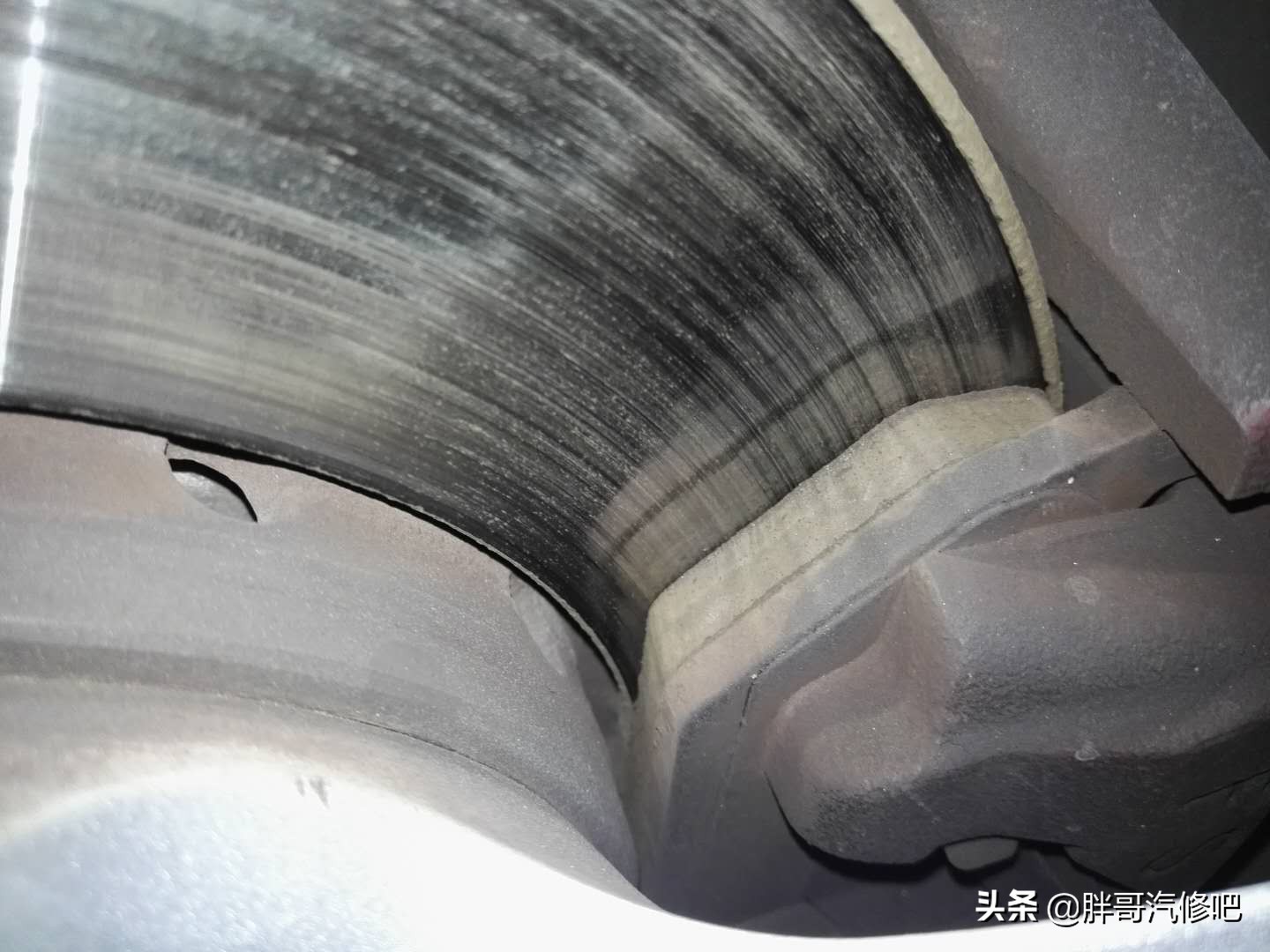 年底了胖哥2万收车，外观内饰非常好，完整的发票就值2000元