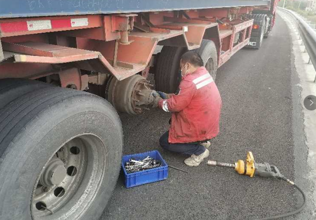 飞来横祸！高速公路上货车轮胎突然脱落，后方小车遭殃了