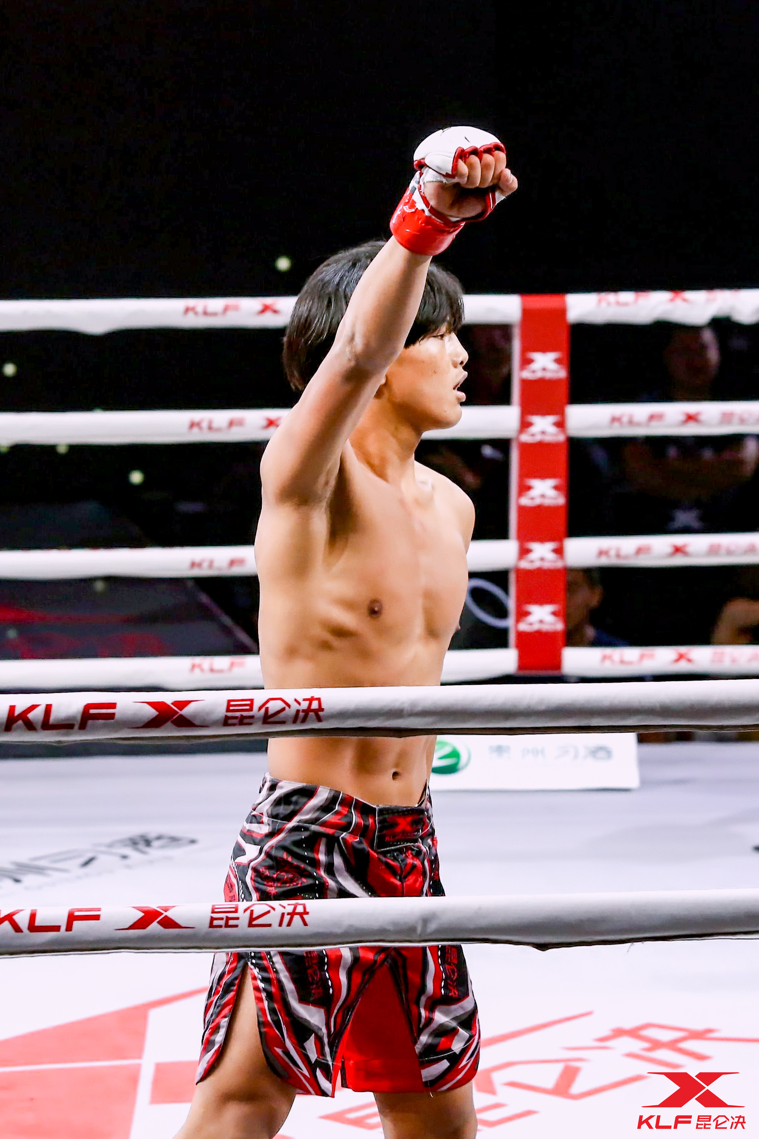 班玛夺基2020比赛（格斗王子班玛夺基上演罕见绝杀，地面摧肋重击一回合TKO巴西悍将）