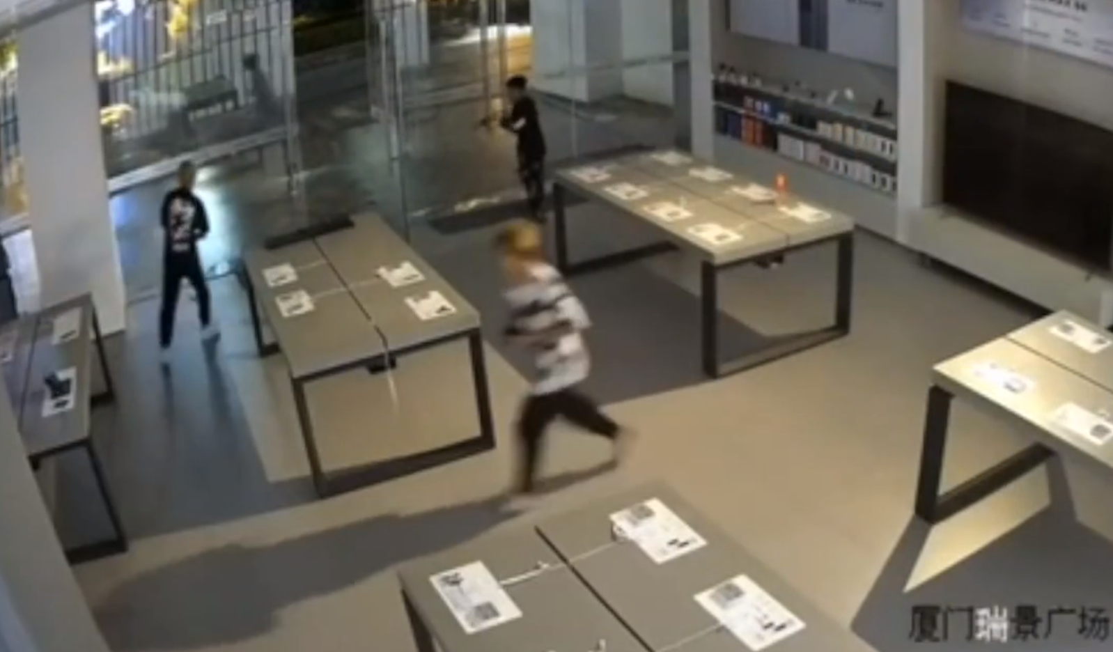 厦门6名少年洗劫小米之家，30秒偷29部设备：均为贵州籍辍学未成年