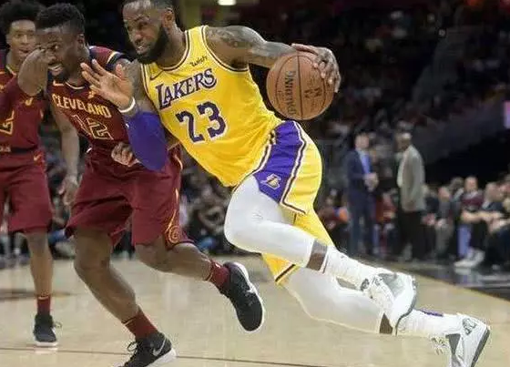 nba为什么禁止aj球鞋(被NBA明令禁止的几种装备，乔丹AJ鞋都被禁，甚至连搞发型也不行)