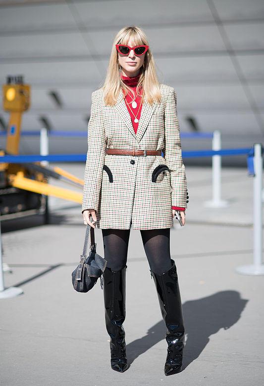 冬天想穿裙子怎么办？搭配一条黑色裤袜轻松解决，妩媚又高级