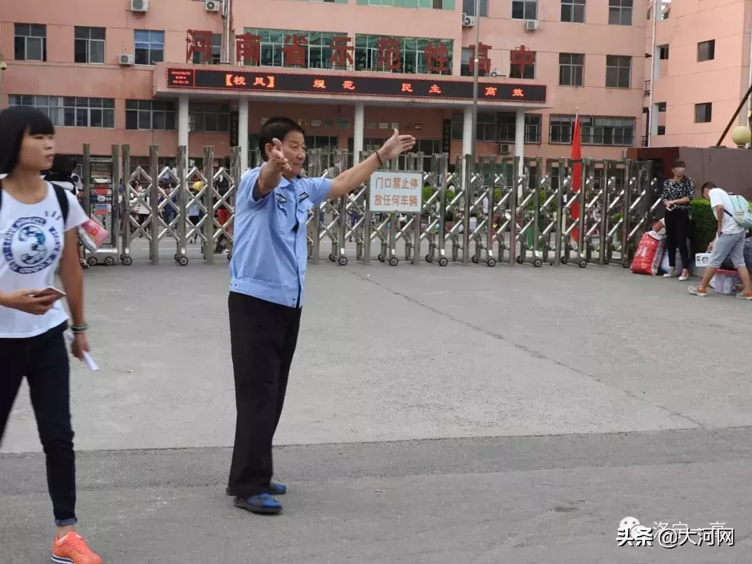 服!这位校园保安大爷可真的有点厉害……