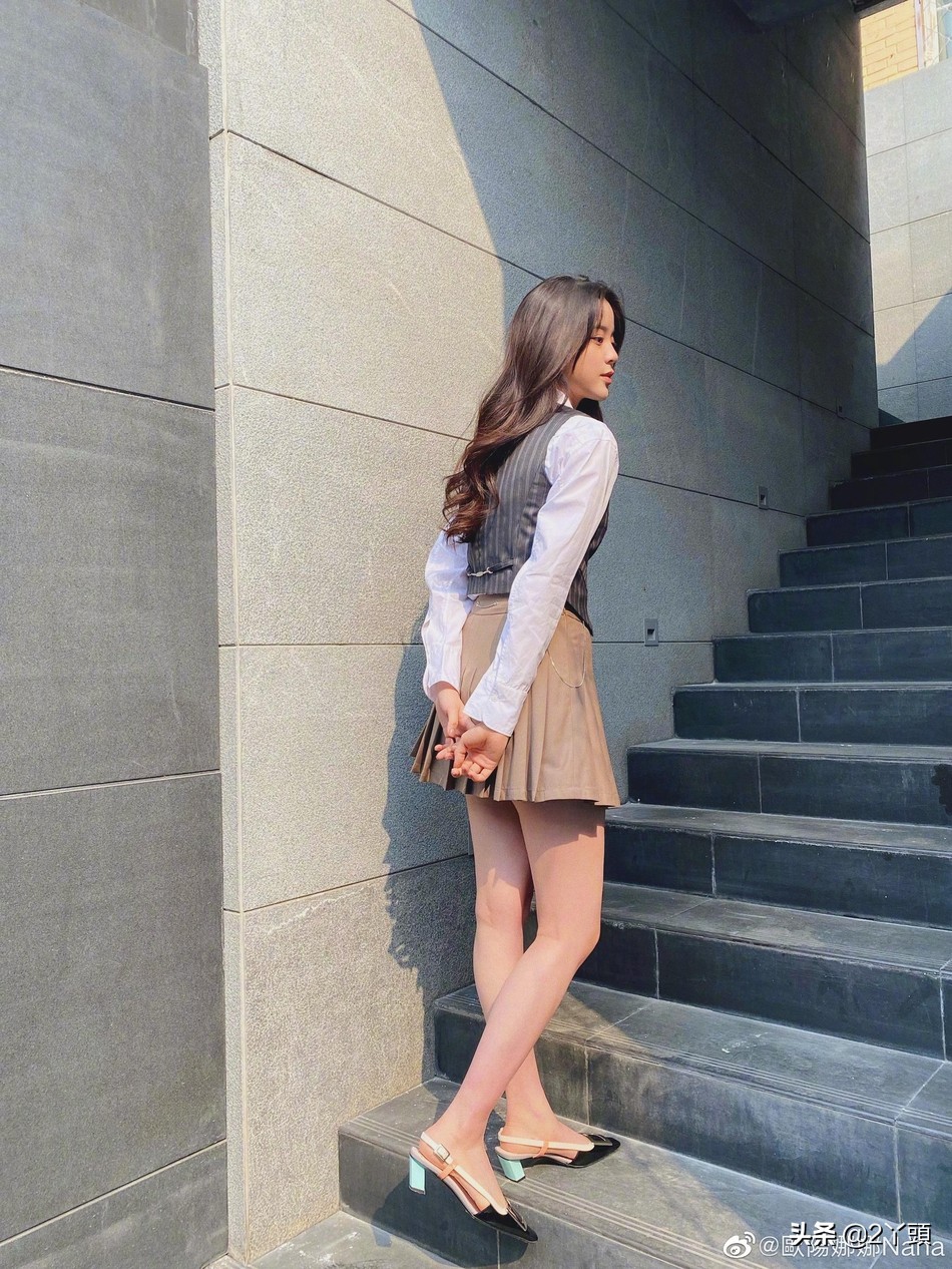 欧阳娜娜晒最新春日写真，挑战玫瑰金发色，青春靓丽，少女感十足